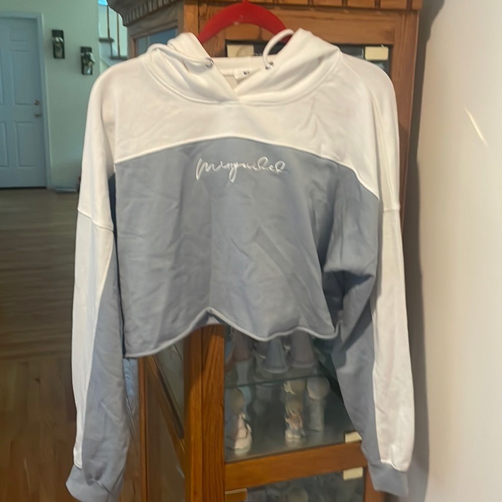 MISSGUIDED. Cropped hoodie. Beige and gray. Size 10.